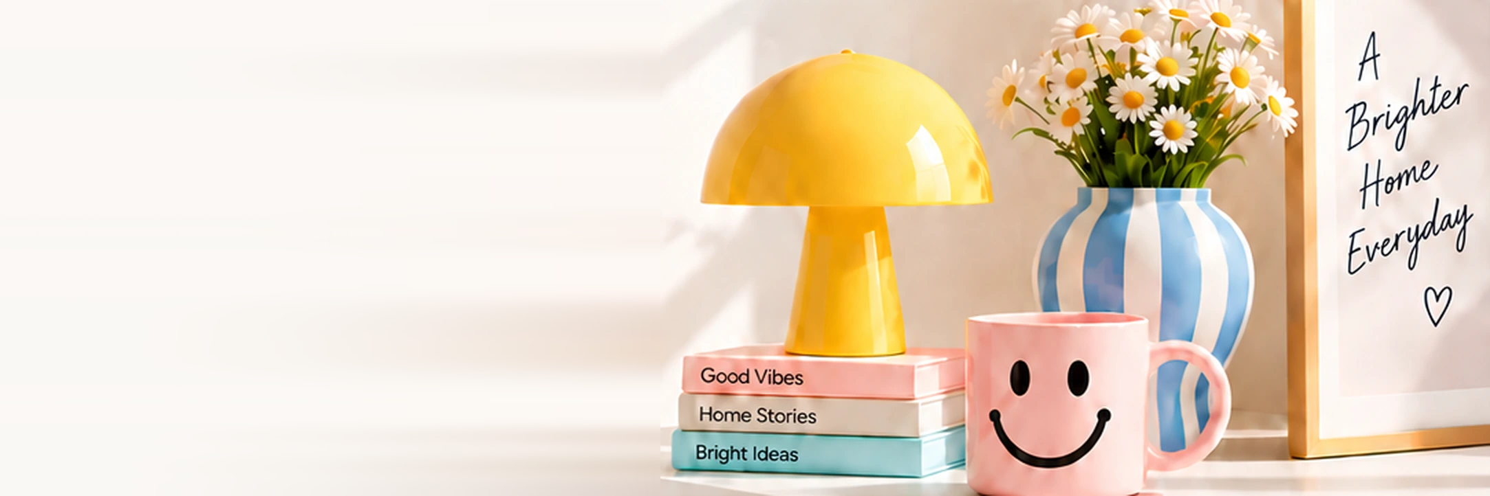 Fröhliche Wohnaccessoires: gelbe Lampe, gestreifte Vase und rosa Tasse